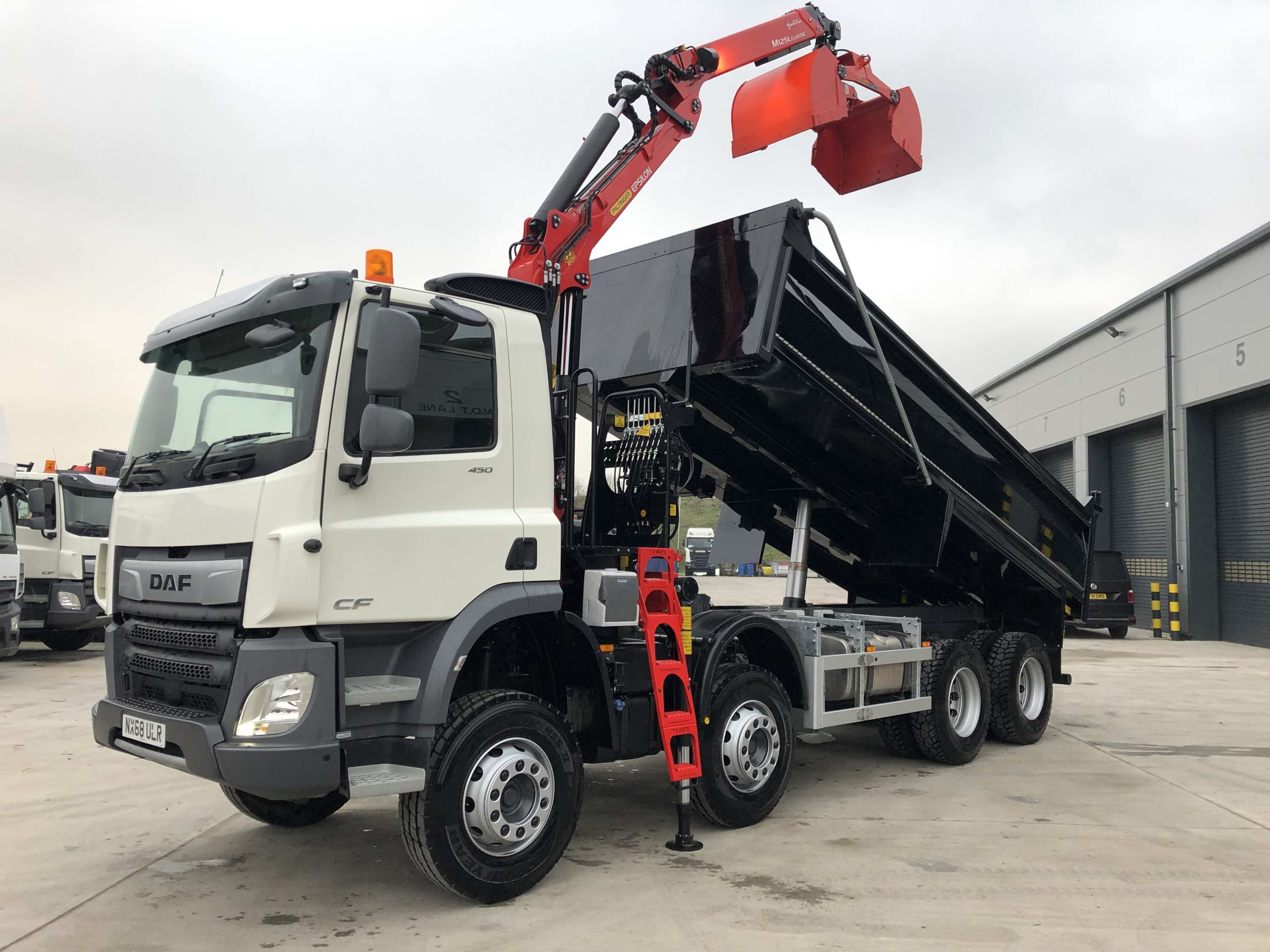 8 wheel tipper lorry hire